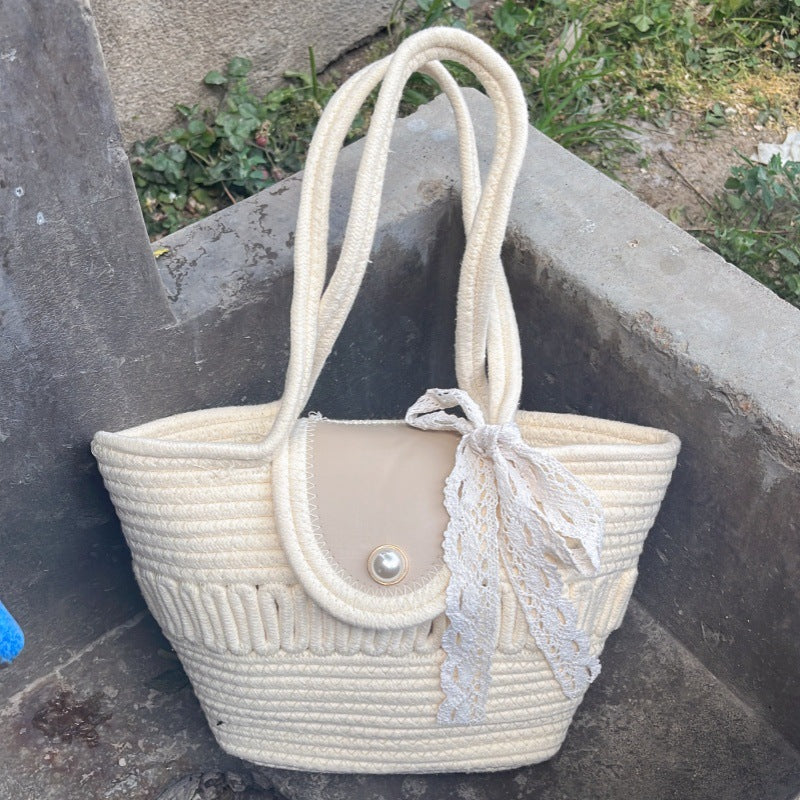 Accessorio da donna casual chic: borsa colorata in paglia intrecciata, spaziosa e perfetta per l'estate.
