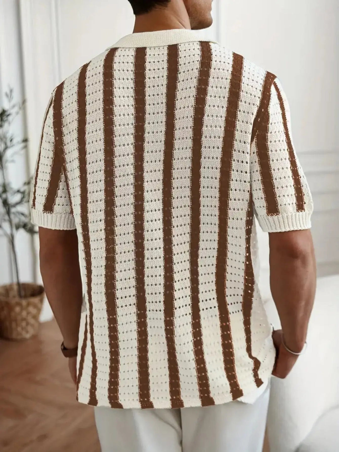 Polo uomo casual-chic a righe, colletto e bottoni. Maniche corte, stile moderno per un outfit estivo elegante.