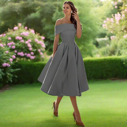 Abito midi donna senza spalline, vista posteriore elegante, vestito estivo fluido per occasioni speciali.