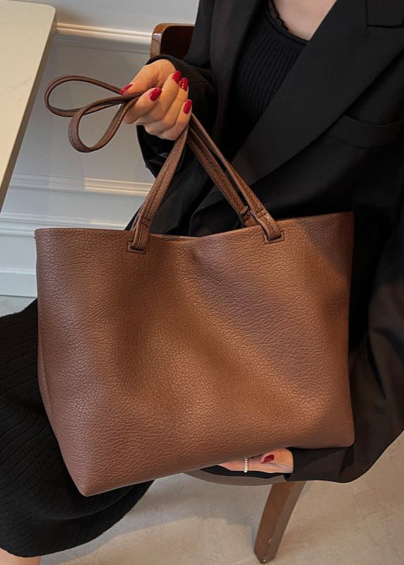 Interno spazioso borsa tote marrone, perfetta per organizzare. Questa borsa donna è davvero capiente.