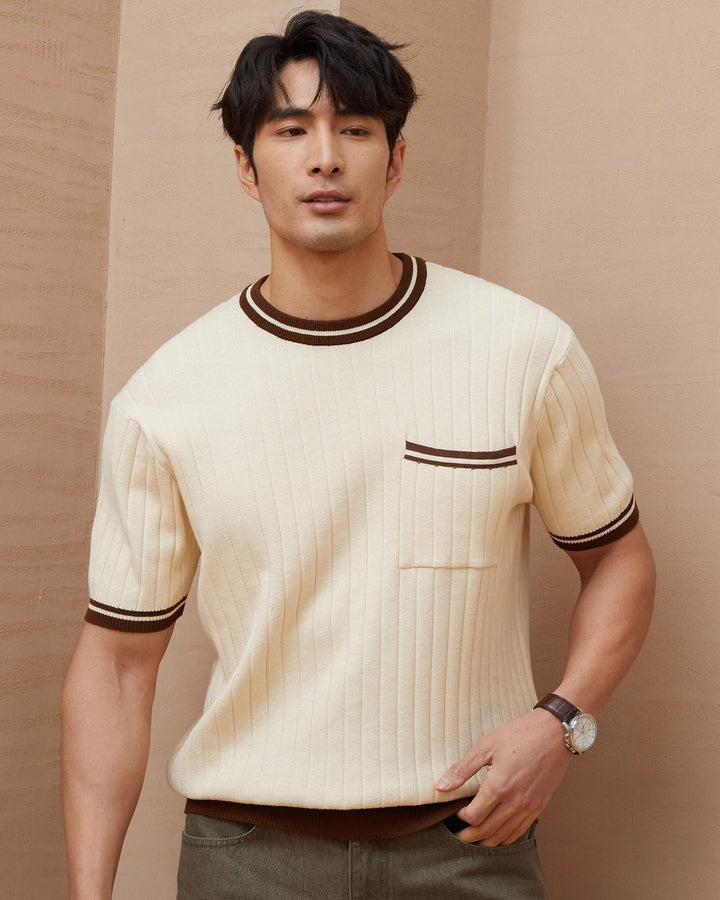 Maglietta uomo girocollo a costine, beige. T-shirt maniche corte elegante, stile smart casual per l'estate.