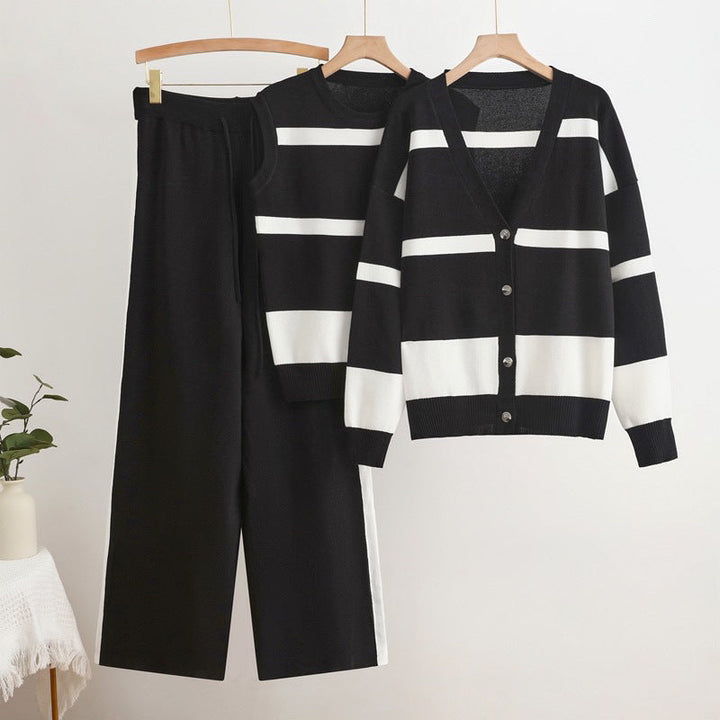 Set 3 pezzi donna in maglia: gilet lungo, canotta e pantaloni eleganti. Abbigliamento versatile per ogni outfit.