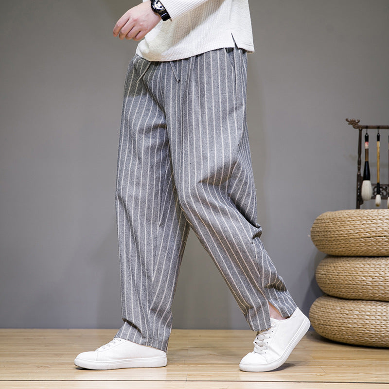 Pantaloni uomo rigati casual con cordino regolabile e vestibilità rilassata, ideali per ogni giorno.