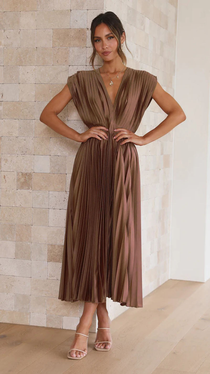 Abito elegante lungo plissettato da donna con scollo a V, moderno e versatile per cerimonie o party chic.