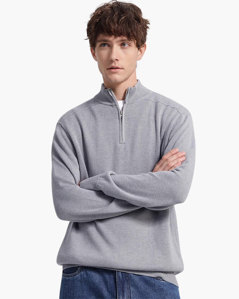 Dettaglio mezza zip su maglione uomo a collo alto. Stile e comfort per l'abbigliamento maschile.