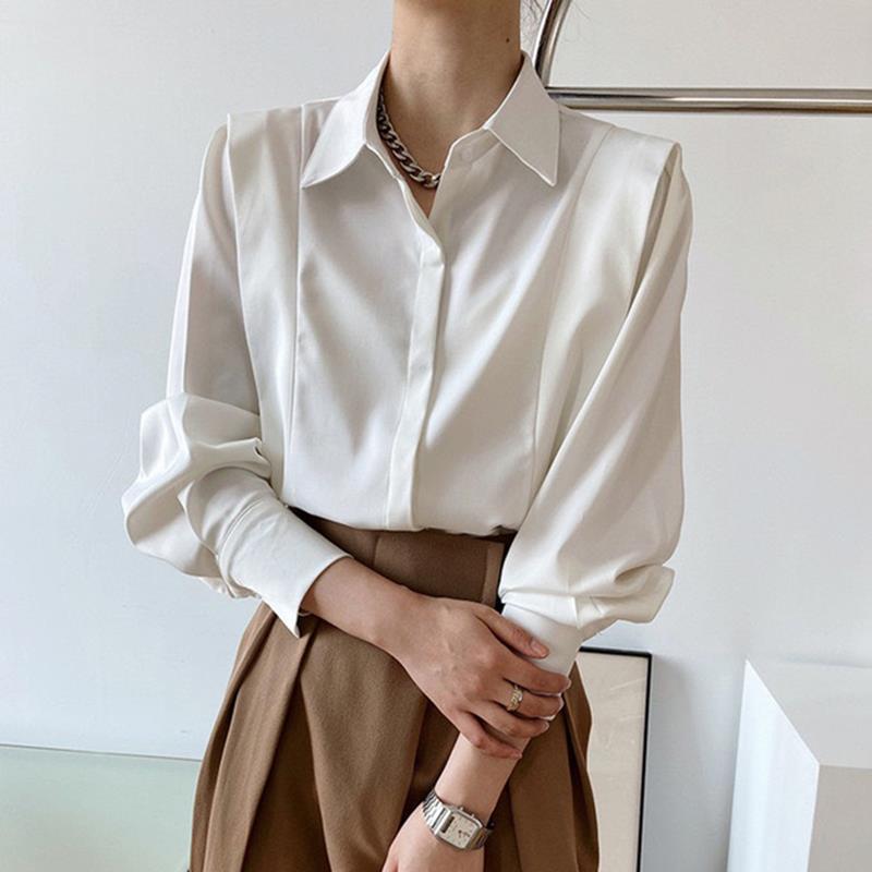 Blusa elegante da donna nera a maniche lunghe. Stile classico e raffinato per moda ufficio o serate chic, comfort duraturo.