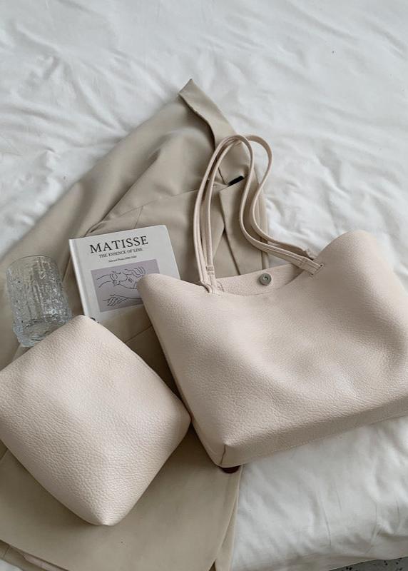 Borsa tote donna ampia beige, con dettagli eleganti. Accessorio moda perfetto per completare ogni outfit.