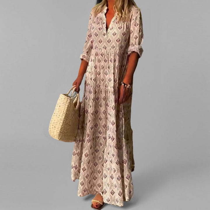 Abito lungo vintage da donna con scollo a V e manica 3/4. Maxi vestito estivo fluido con stampa chic per look casual.