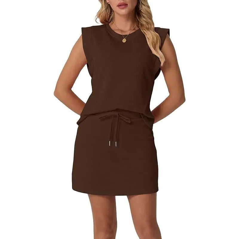 Completo donna alla moda: top senza maniche e gonna corta, look coordinato estivo e versatile.