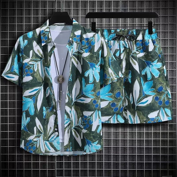 Dettaglio stampa floreale vivace su completo uomo estivo, set due pezzi asciugatura rapida. Stile spiaggia e casual.