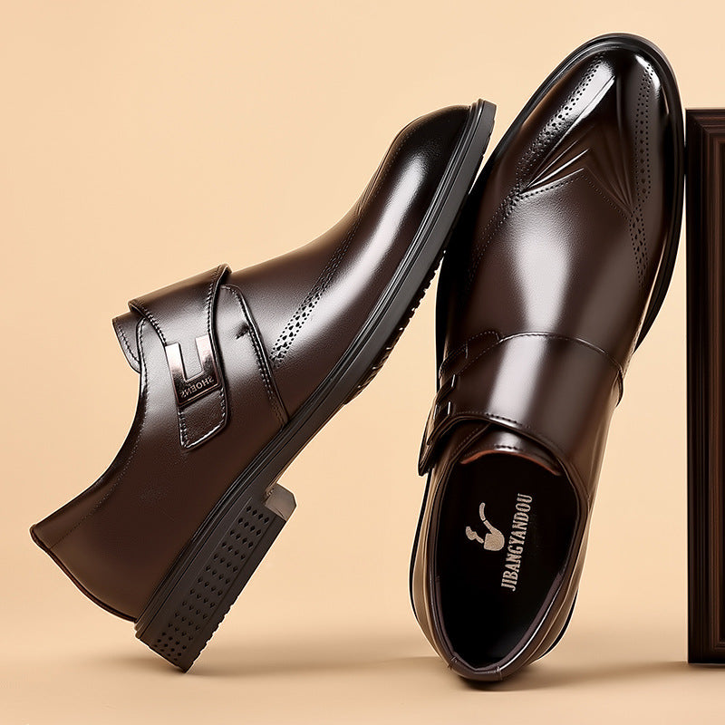 Scarpa Oxford slip-on da uomo elegante con fibbia e punta brogue. Ideale per business e cerimonie.
