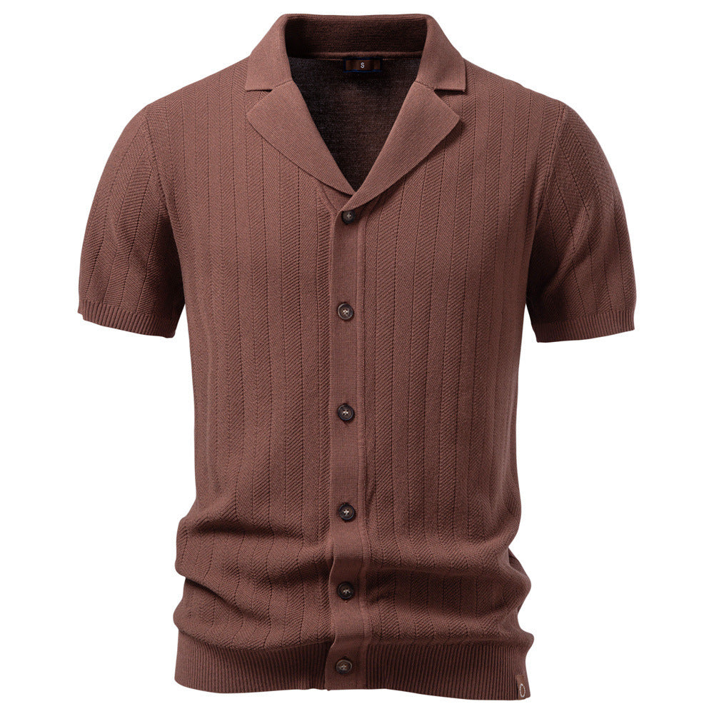 Cardigan da uomo a maniche corte, bottoni. Abbigliamento maschile primavera/estate, look raffinato e moderno.