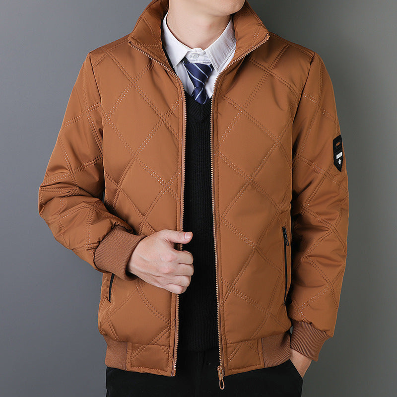 Giacca da uomo trapuntata con cerniera, un capo essenziale per l'abbigliamento casual maschile. Comfort e stile.