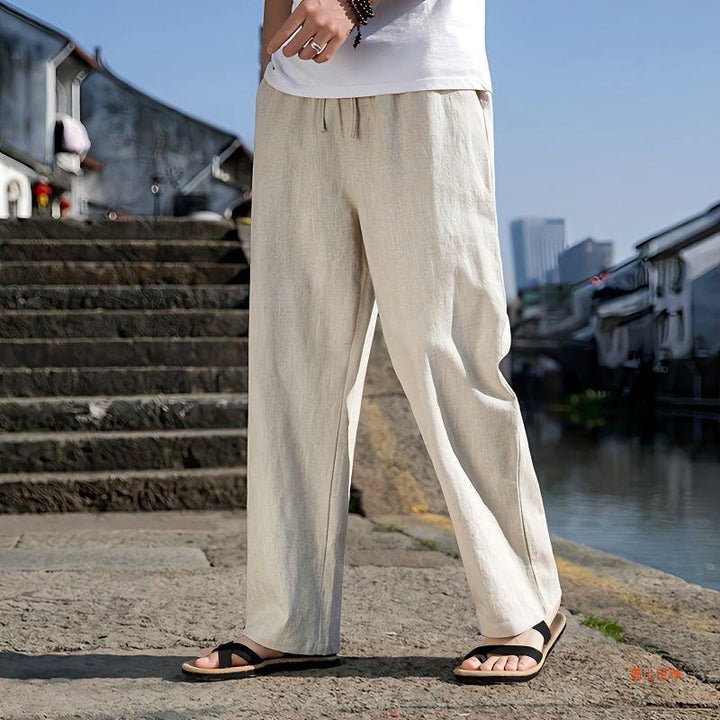 Pantaloni uomo vita alta a gamba dritta, perfetti per outfit casual e look estivo primaverile.