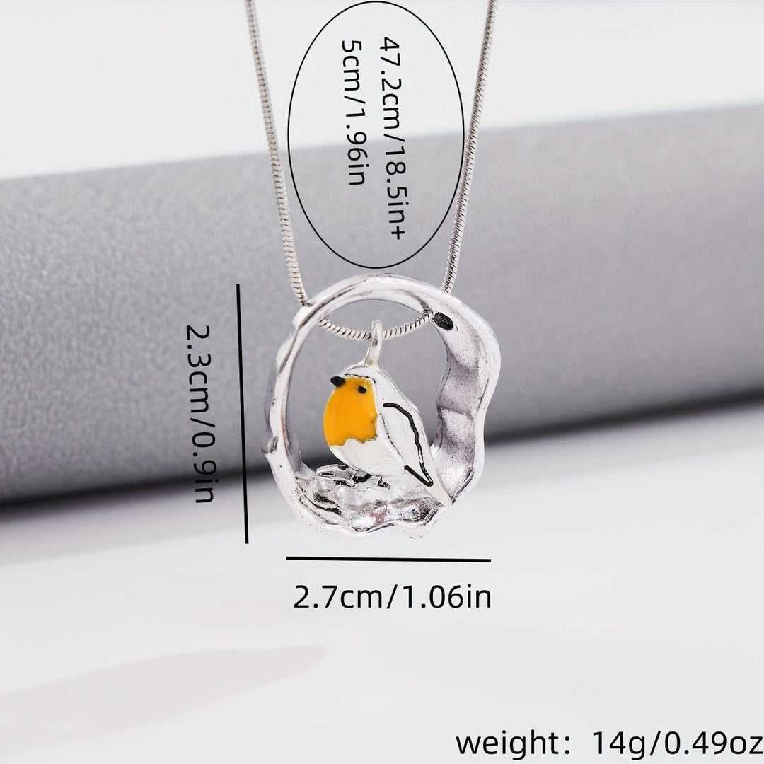 Elegante collana pettirosso in argento per donna, gioiello delicato e di design naturale.