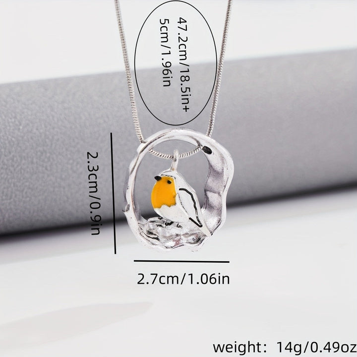Elegante collana pettirosso in argento per donna, gioiello delicato e di design naturale.