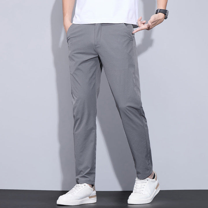 Pantaloni uomo estivi a gamba dritta, traspiranti e comodi, perfetti per look casual e alla moda.
