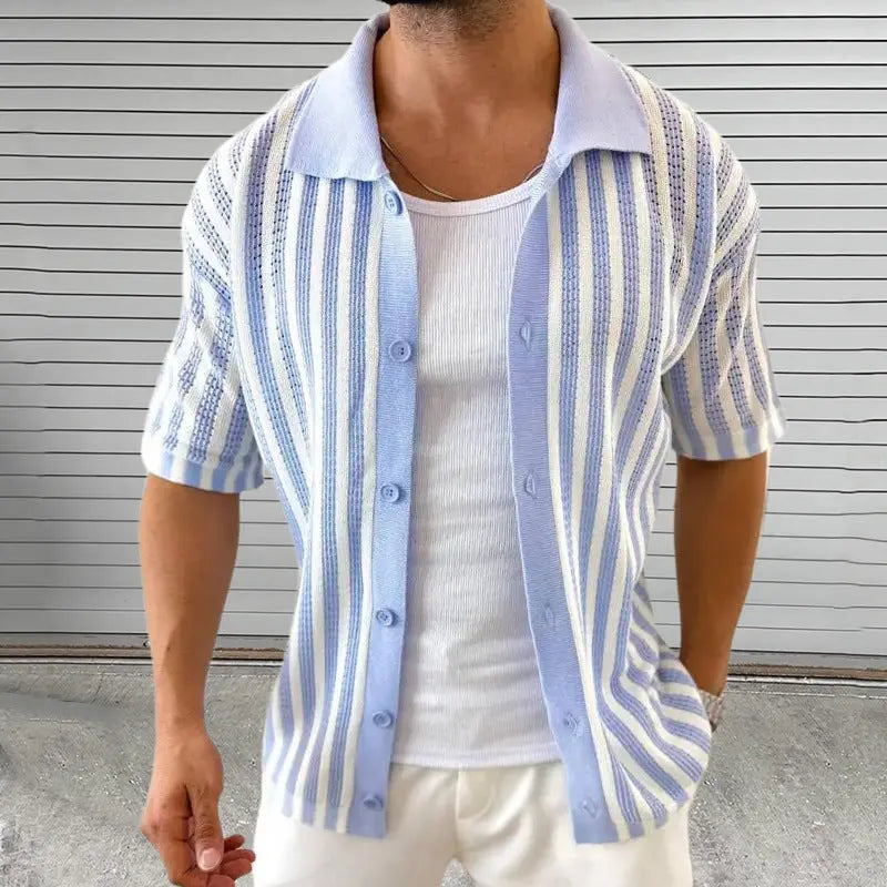 Elegante camicia uomo a righe, maniche corte, ideale per abbigliamento smart casual. Vasta scelta colori.