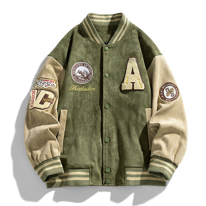 Giacca uomo baseball retrò con toppe decorative e tasche laterali, per un outwear autunnale maschile comodo e alla moda.