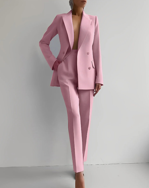 Completo elegante donna, versatile per look ufficio o occasioni speciali. Abbigliamento femminile classico e raffinato.