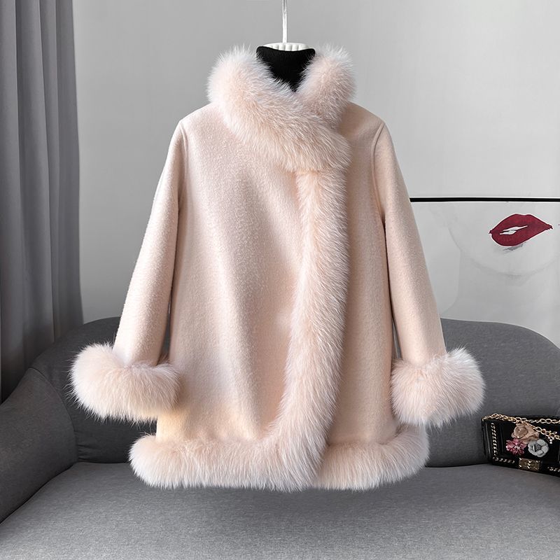 Mantello giacchetta donna reversibile mezza lunghezza, maniche ampie. Capo moda essenziale per l'inverno.