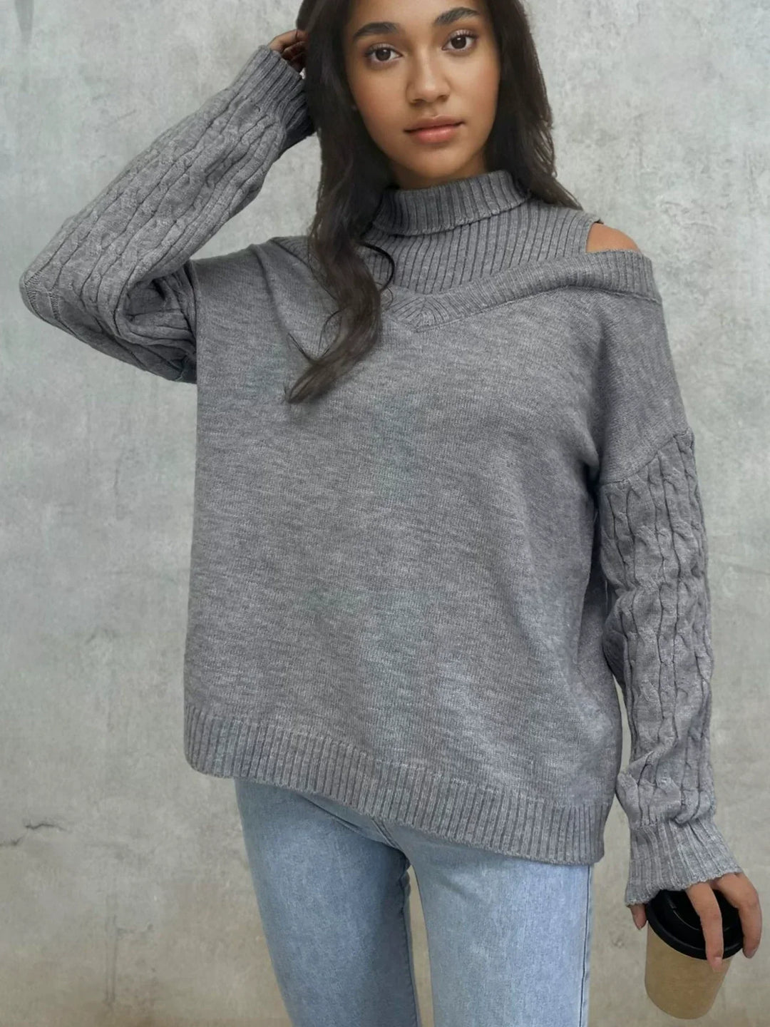Maglione donna morbido con spalle scoperte, ideale per un look casual chic versatile in autunno/inverno.