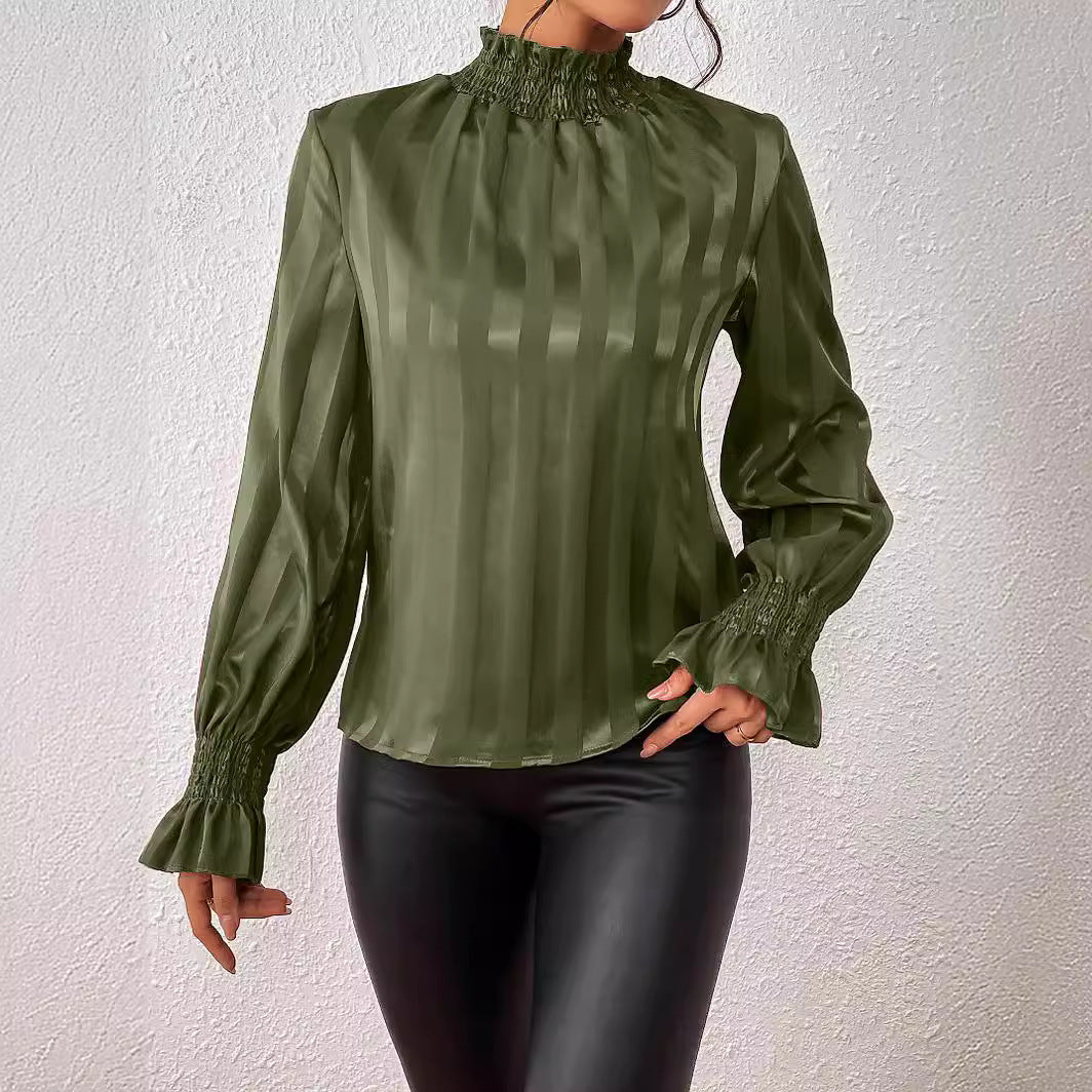 Top donna chic con collo alto, maniche a balze e taglio raffinato, ideale per outfit eleganti e professionali.