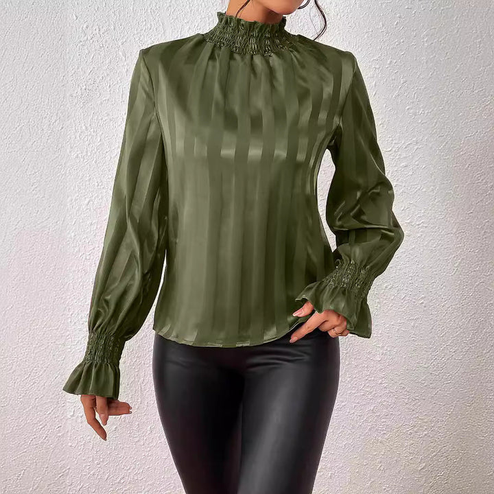 Top donna chic con collo alto, maniche a balze e taglio raffinato, ideale per outfit eleganti e professionali.