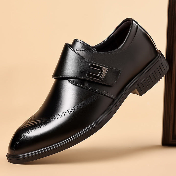 Eleganti scarpe Oxford slip-on da uomo con fibbia. Dettaglio brogue per look business o cerimonia.