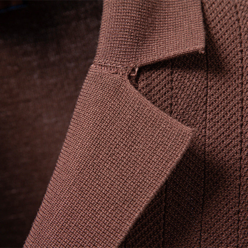 Moda uomo: cardigan a maniche corte con bottoni e risvolto, look raffinato e confortevole per l'estate.