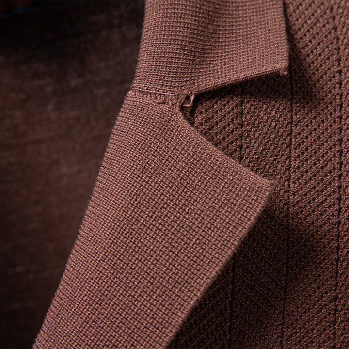 Moda uomo: cardigan a maniche corte con bottoni e risvolto, look raffinato e confortevole per l'estate.