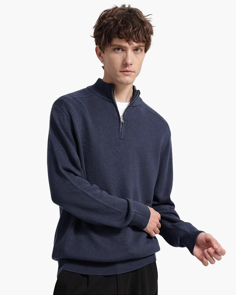 Maglione uomo moderno a mezza zip con collo alto, un capo di moda maschile per stile casual.