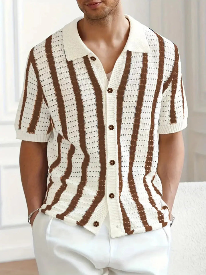 Polo uomo a righe blu e bianche con bottoni, maniche corte. Look casual estivo, confortevole e versatile.
