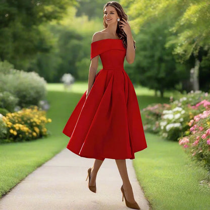 Abito midi donna senza spalline, vestito estivo che definisce la moda e lo stile fluido per l'estate.