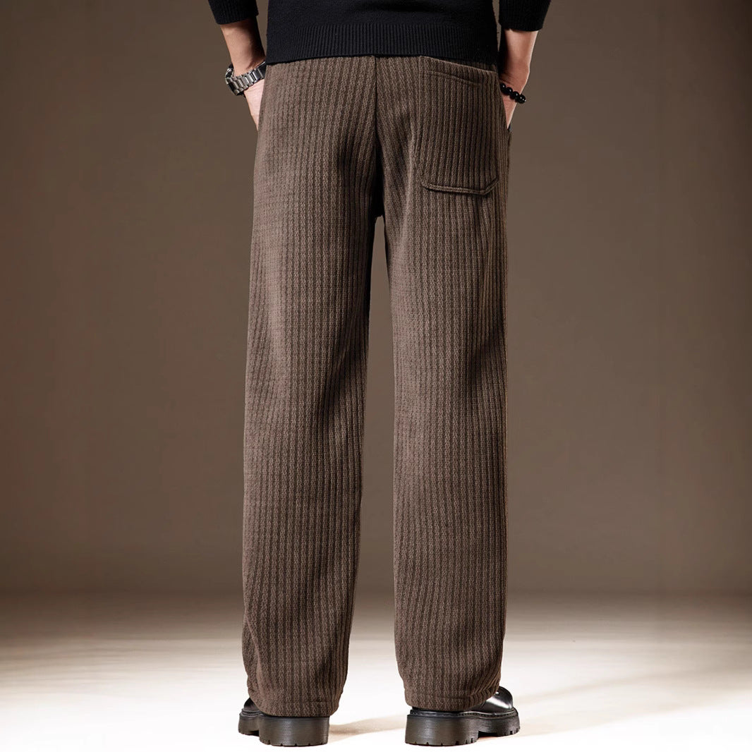 Pantaloni neri da uomo, stile dritto classico con tasche funzionali. Ottimi per outfit eleganti e confortevoli in inverno.