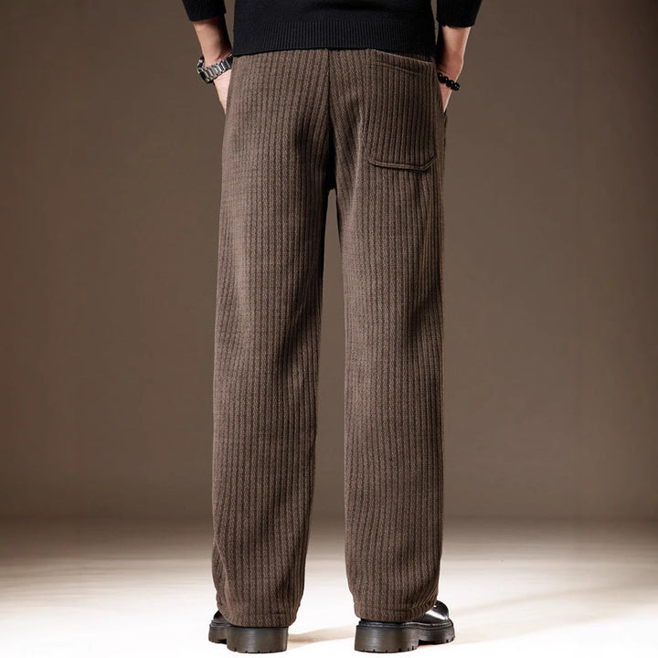 Pantaloni neri da uomo, stile dritto classico con tasche funzionali. Ottimi per outfit eleganti e confortevoli in inverno.