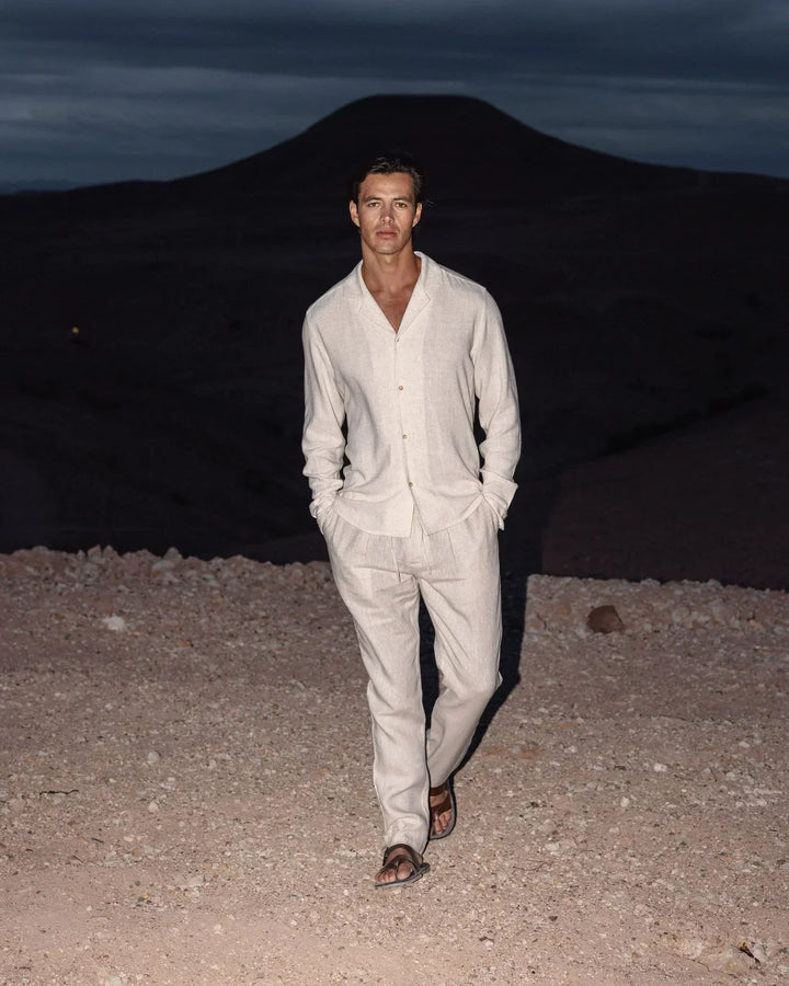 Set da uomo in lino color albicocca, camicia e pantaloni. Abbigliamento estivo traspirante ed elegante.