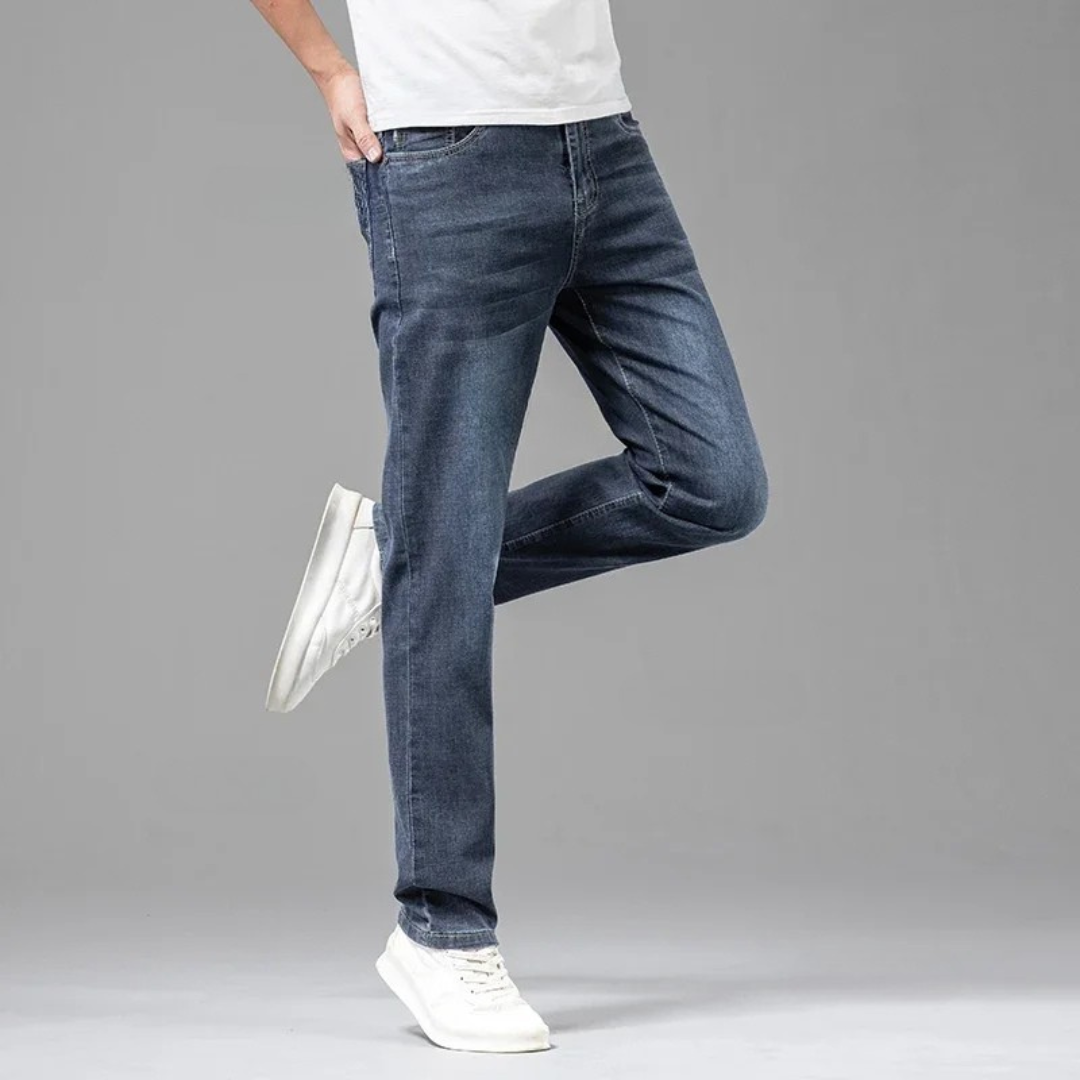 Abbigliamento uomo: jeans aderenti resistenti per comfort e durata. Perfetti per un look casual chic.