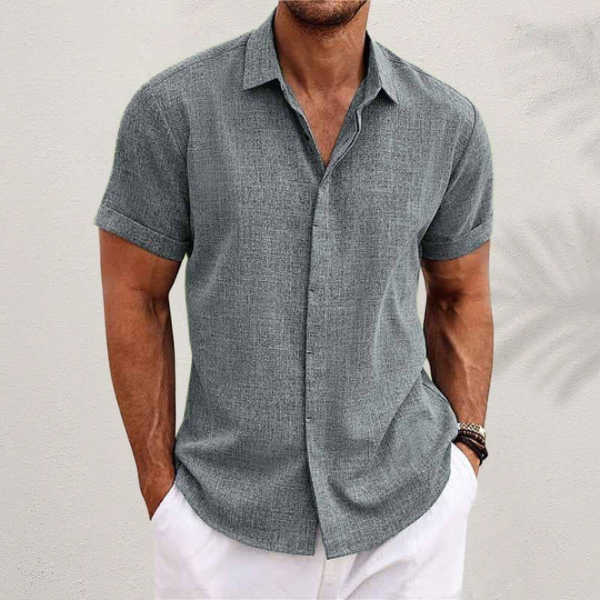 Uomo elegante in camicia semi-formale a maniche lunghe, ideale per ufficio o eventi speciali.