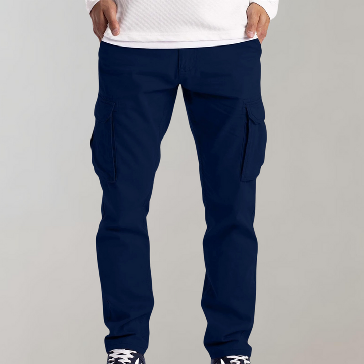 Pantaloni cargo uomo robusti, ideali per attività all'aperto. Garantiscono comfort e stile urbano quotidiano.