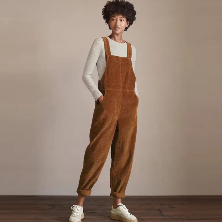 Tuta oversize da donna in velluto a coste marrone, stile casual chic con gamba larga. Perfetta per comfort e moda.