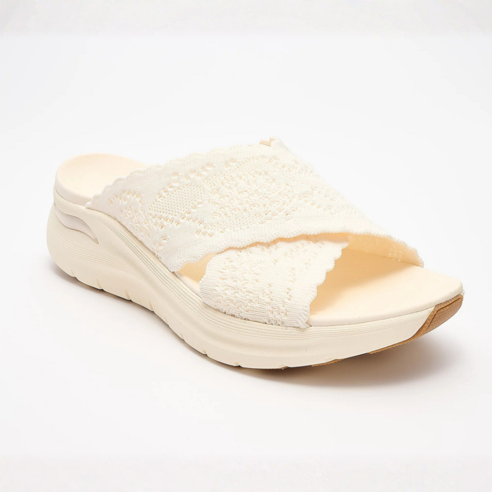 Sandali donna beige eleganti e confortevoli, ideali come ciabatte estive per la moda donna e look casual.