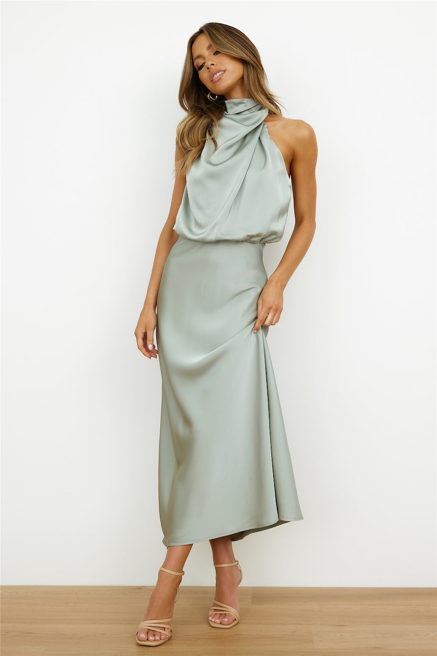 Vestito moda donna midi, aderente, con scollo asimmetrico. Stile primavera-estate.