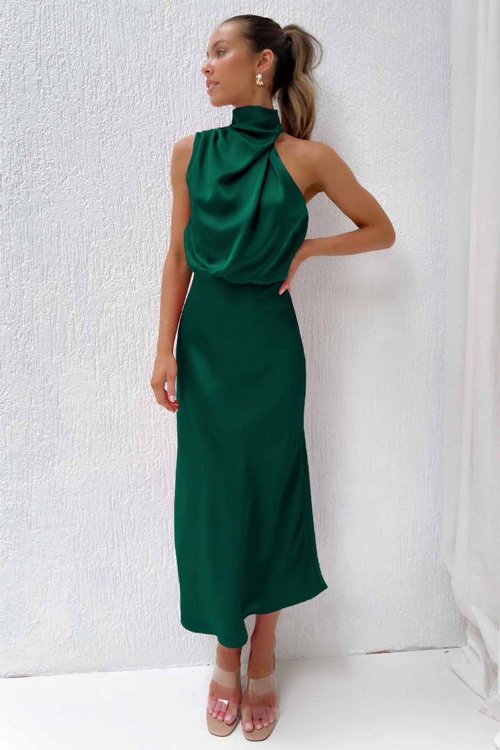 Abito midi donna aderente, scollo asimmetrico. Moda versatile estiva.