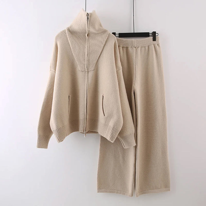 Completo due pezzi maglia donna con maglione collo alto e pantaloni comodi. Abbigliamento casual chic per autunno inverno.
