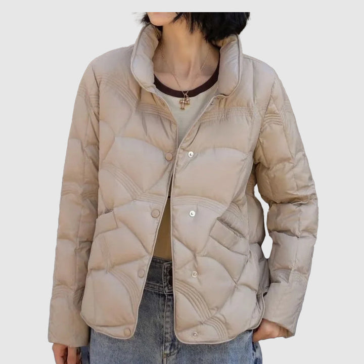 Giacca trapuntata leggera da donna, ideale per autunno inverno. Calore versatile ed eleganza casual.