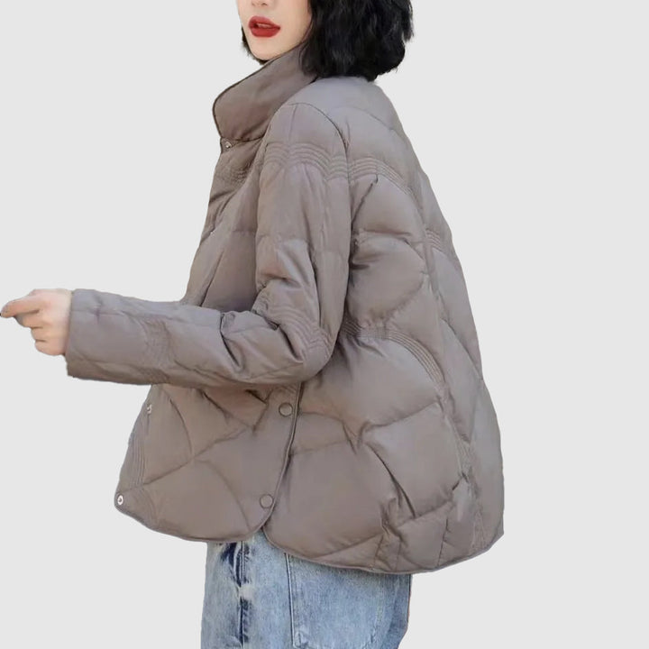 Giacca invernale trapuntata donna, design moderno e calore assicurato. Perfetta per ogni outfit casual.