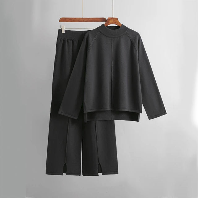Completo donna moda autunno inverno: maglione girocollo e pantaloni larghi, ideale per comfort e stile a casa.