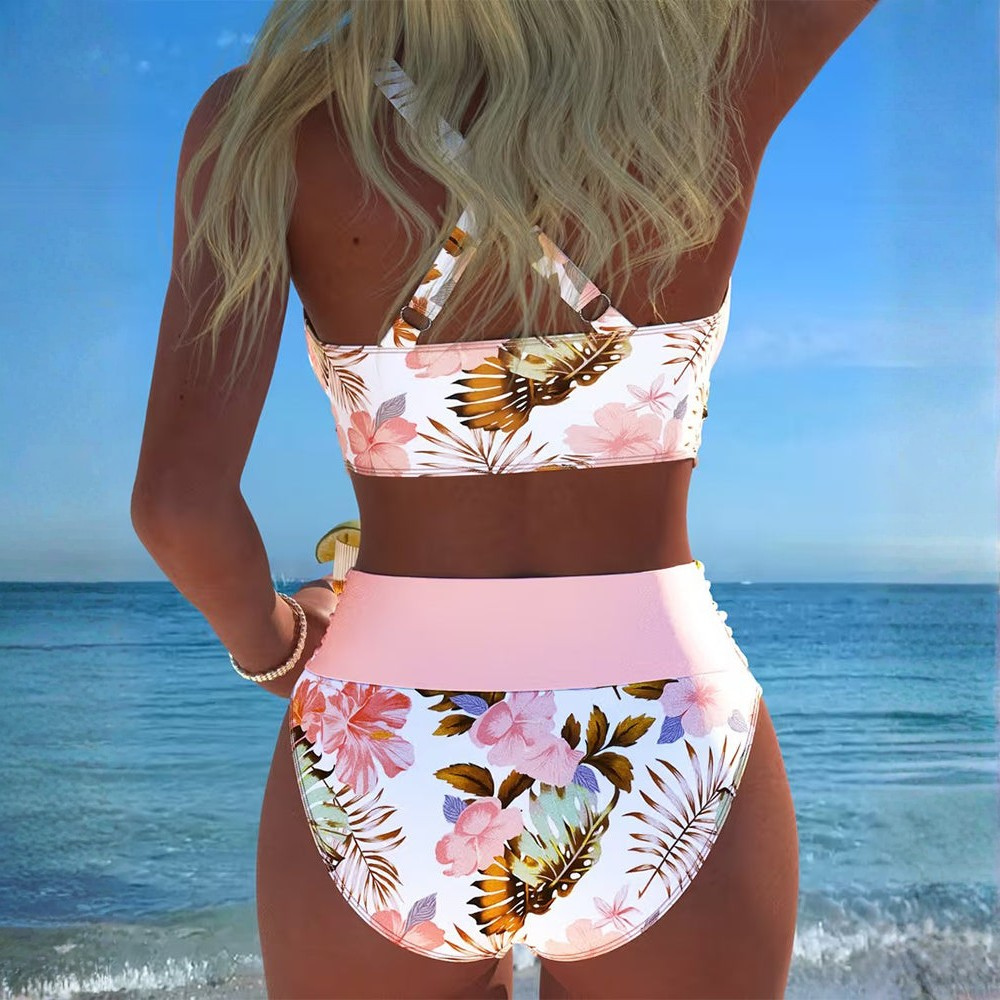 Bikini donna floreale regolabile, costume da bagno multicolore per un'estate di stile e comfort in mare e piscina.