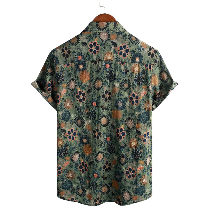 Camicia estiva uomo verde scuro, stile hawaiano tropicale a maniche corte. Abbigliamento casual.
